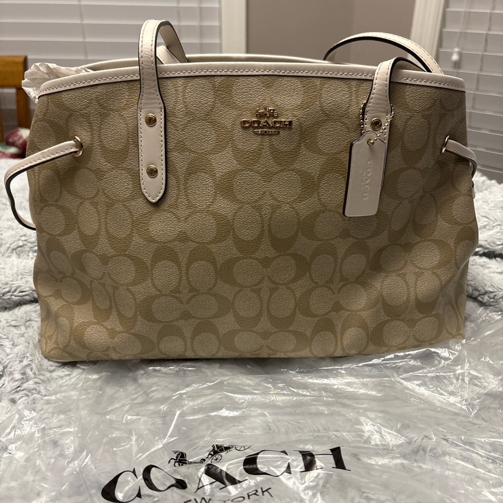 New without tags-Coach Drawstring Carryall Khaki Signature Shoulder Bag Purse